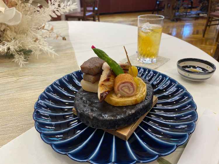料理は器の雰囲気も含めてとても良かったです。味付けも素晴らしく、出汁が贅沢に使われていていました。