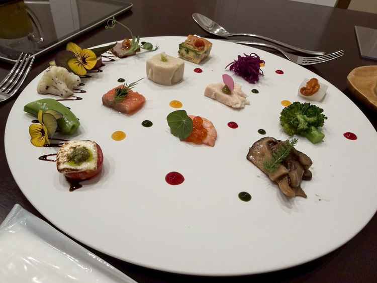 試食会でいただいた前菜。見た目も華やかで、様々な味を一度に楽しむことができました。