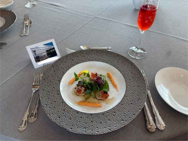 前菜の試食。乾杯ドリンクは色が変わる仕掛け付き。