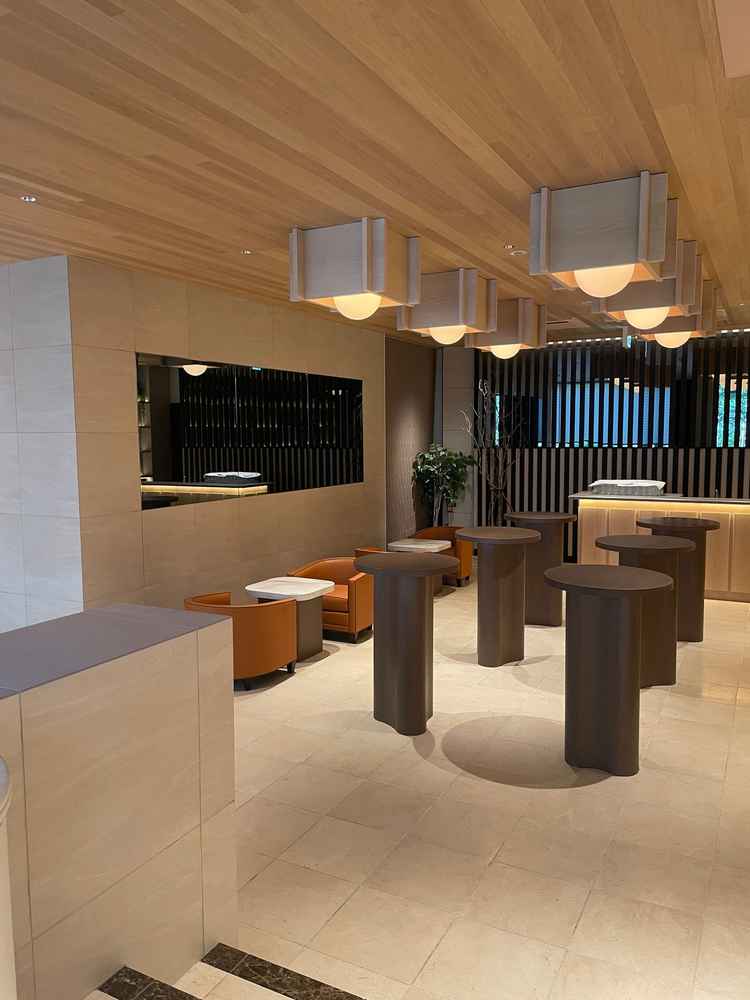 入ってすぐの待合い室。椅子が低くて子供に危なくて良かった。