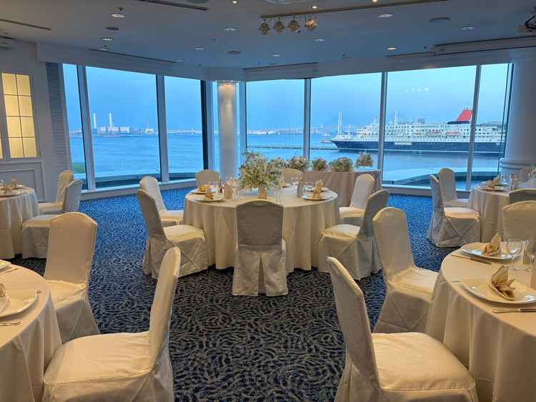 みなとみらいの海を一望できる披露宴会場。駅からのアクセスもよく、眺めのいい最高な場所でした。