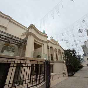 表参道にあるとは思えないほどの大きな規模感です。テーマパークのような音響と規模。