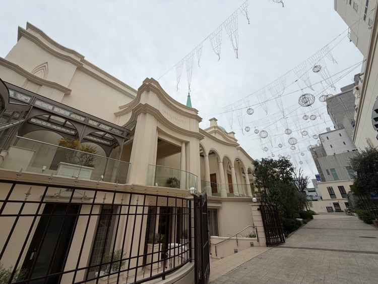 表参道にあるとは思えないほどの大きな規模感です。テーマパークのような音響と規模。