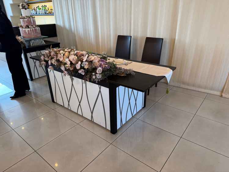 メインテーブルの左奥にバーカウンターあり。