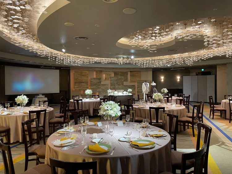 披露宴会場「瑠璃」です。ホテルらしい高級感もありつつ、宴会でゲストとの距離も近い素敵な会場でした。