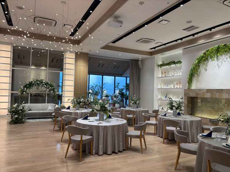緑と自然メインの披露宴会場。テーブルクロスやナプキン、テーブルフラワーで印象チェンジ可能