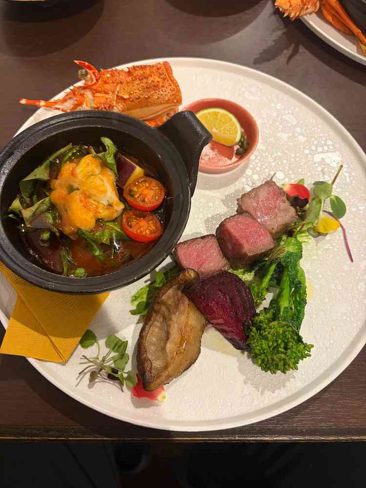 近江牛のステーキと海老のココット　季節の野菜を使っているとのことで、しいたけの香りがしておいしかった