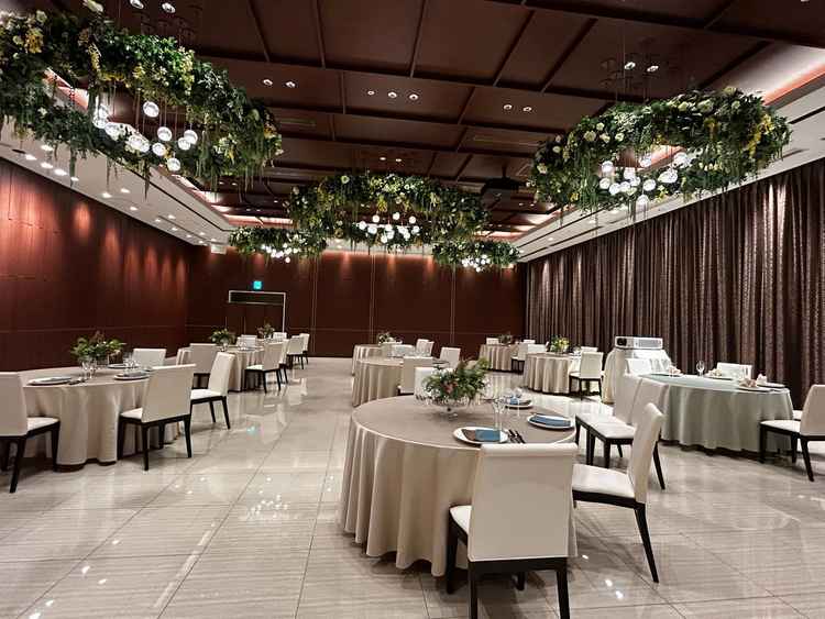 1個目のお部屋はブラウン基調で幕がひらいてひらくのがすごく、わくわく感がありゲストが楽しめる作り。