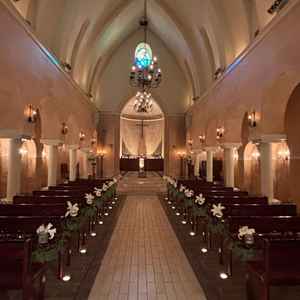 挙式会場。入場時の照明。退場時の明かりはもう少し明るかったです。