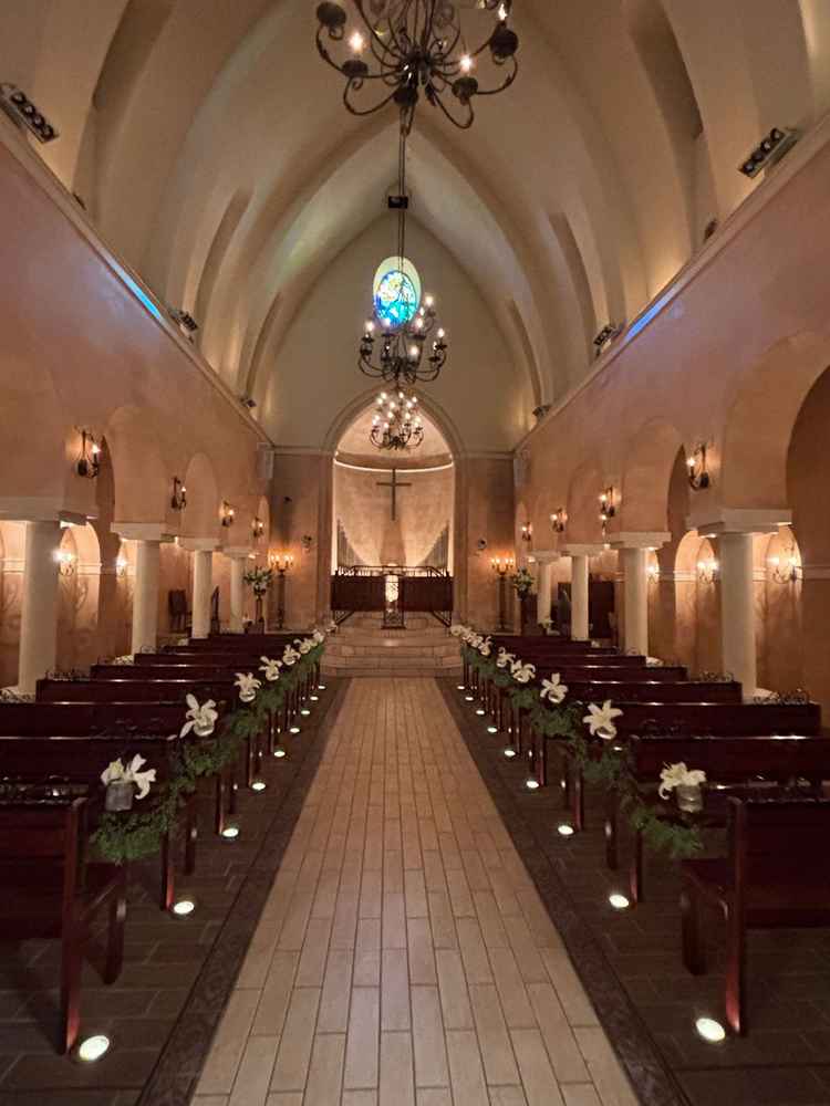 挙式会場。入場時の照明。退場時の明かりはもう少し明るかったです。