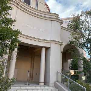 The結婚式場の雰囲気がある建物で、横浜で結婚式と言えばアニヴェルセルと言われるに相応しい外観でした