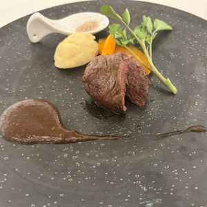 国産黒毛和牛フィレ肉のステーキデュクセルソーストリュフの香り淡路島の藻塩を添えて