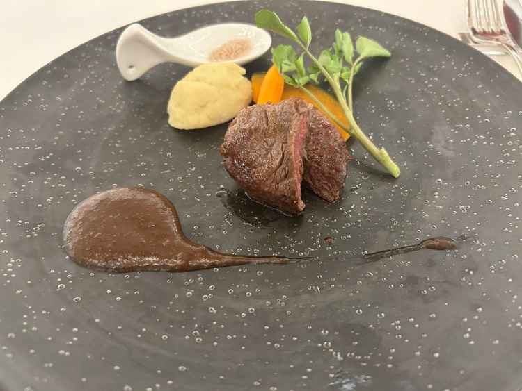 国産黒毛和牛フィレ肉のステーキデュクセルソーストリュフの香り淡路島の藻塩を添えて