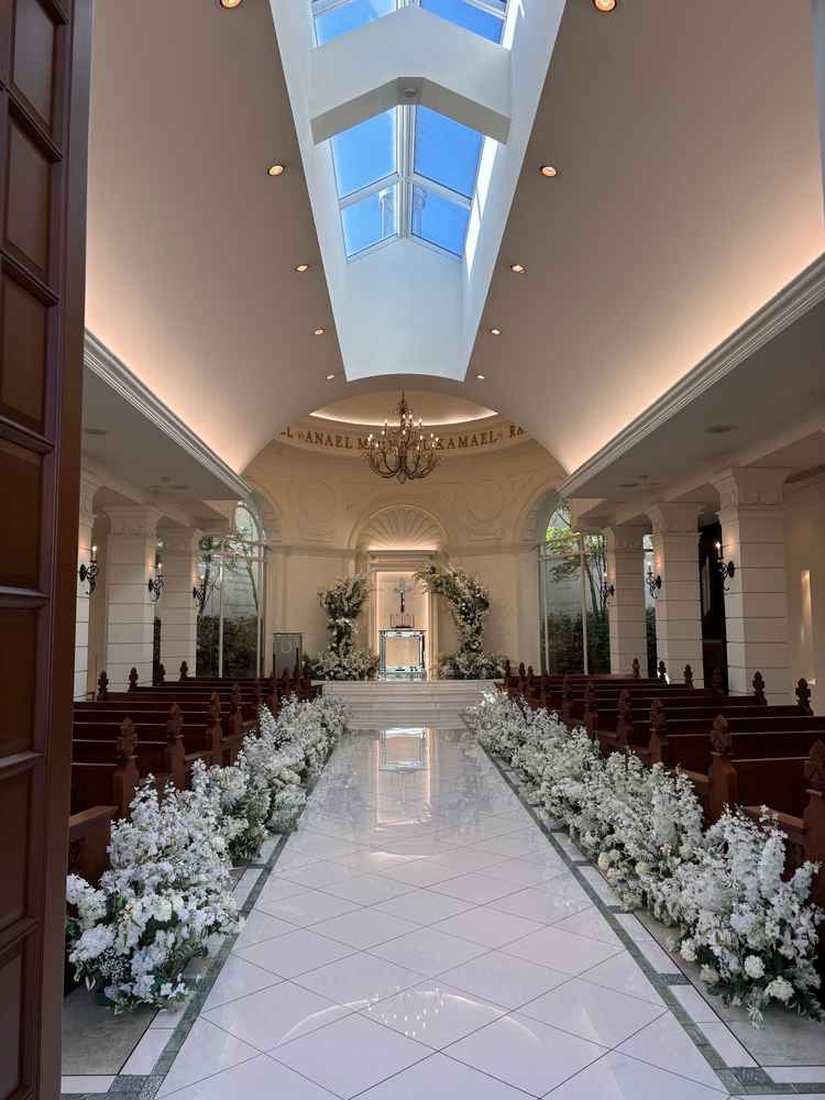 チャペルは天窓があり、自然な光が差し込むところが素敵でした。雨の日は照明を調節できるとのこと。