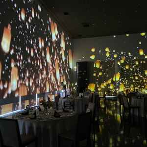 結婚式会場での圧巻のプロジェクションマッピングがとても迫力があり魅力的です。