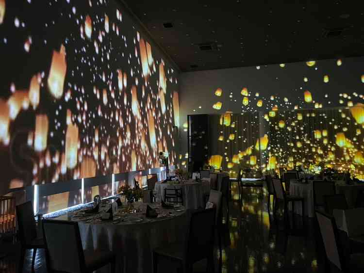 結婚式会場での圧巻のプロジェクションマッピングがとても迫力があり魅力的です。