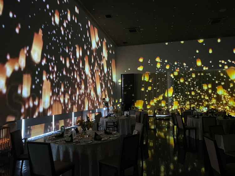 結婚式会場での圧巻のプロジェクションマッピングがとても迫力があり魅力的です。