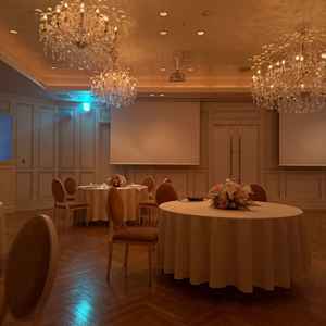 クレアという披露宴会場。白を基調としていて明るく上品な印象。