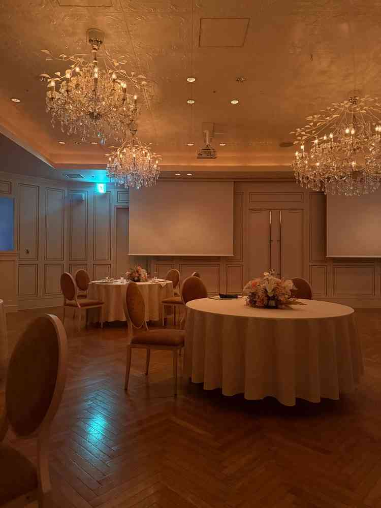 クレアという披露宴会場。白を基調としていて明るく上品な印象。