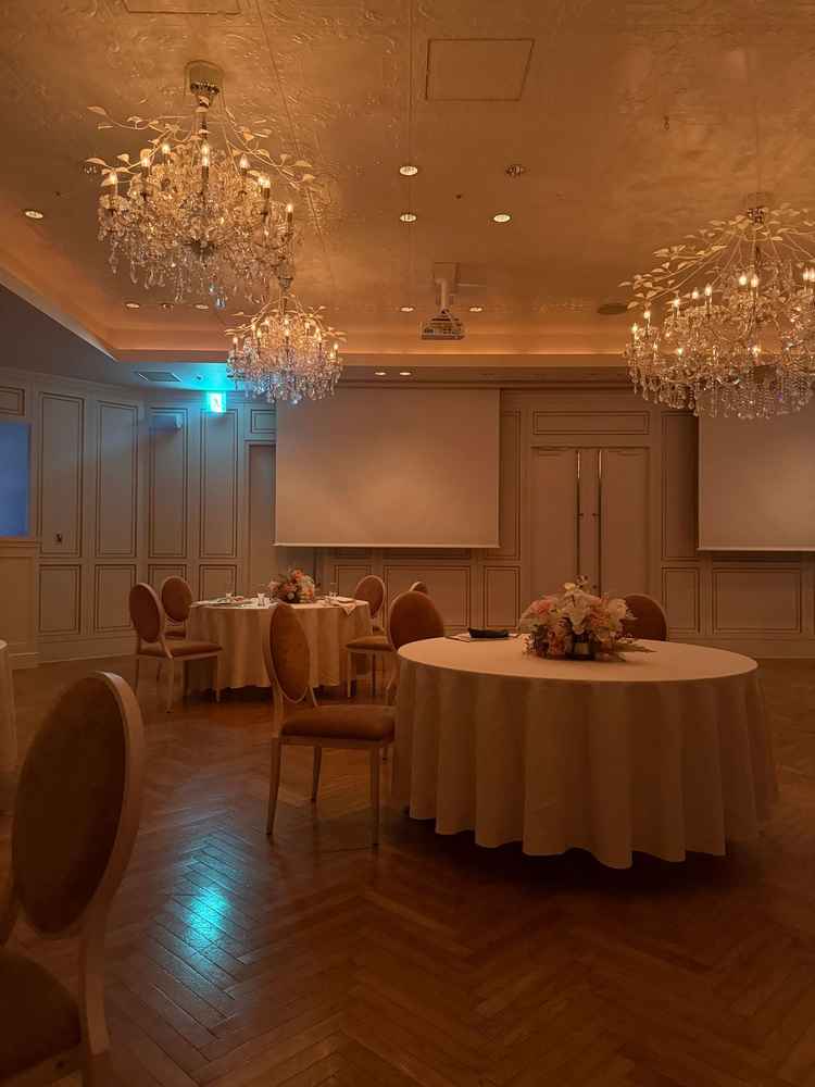 クレアという披露宴会場。白を基調としていて明るく上品な印象。