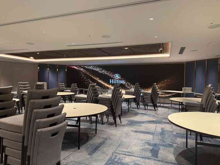 少し広めの会場も見せていただき、スクリーンが大きくて珍しいなと思いました。