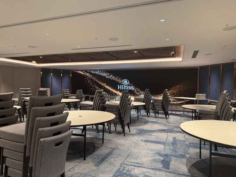 少し広めの会場も見せていただき、スクリーンが大きくて珍しいなと思いました。