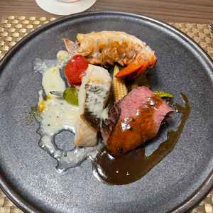 真ん中ランク(約2万円)のお料理をワンプレートで出していただきました。