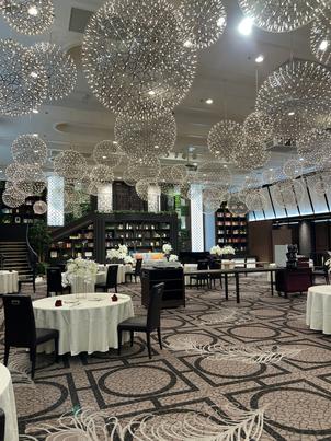 披露宴会場：シャンデリアがすごく綺麗で、素敵な式があげられそうです。