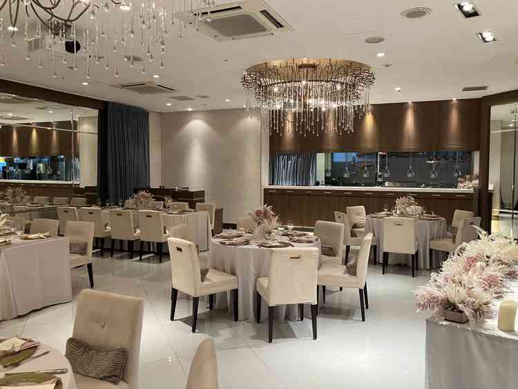 小規模の披露宴会場。ライブキッチンがあり、カーテンの開閉でも雰囲気がかわる