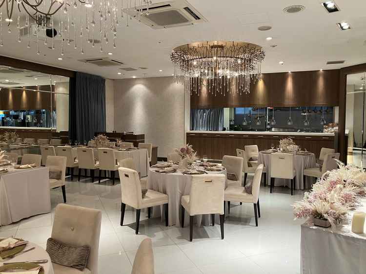 小規模の披露宴会場。ライブキッチンがあり、カーテンの開閉でも雰囲気がかわる