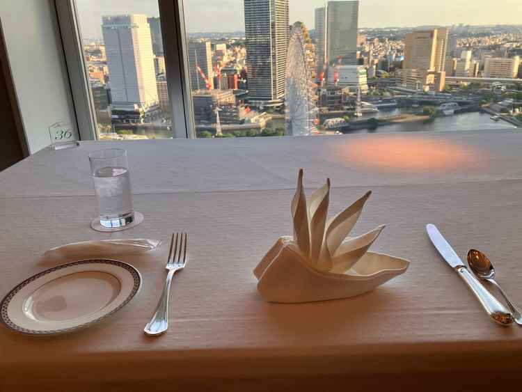 試食会。30階で眺めがよい。船の形のナプキン。