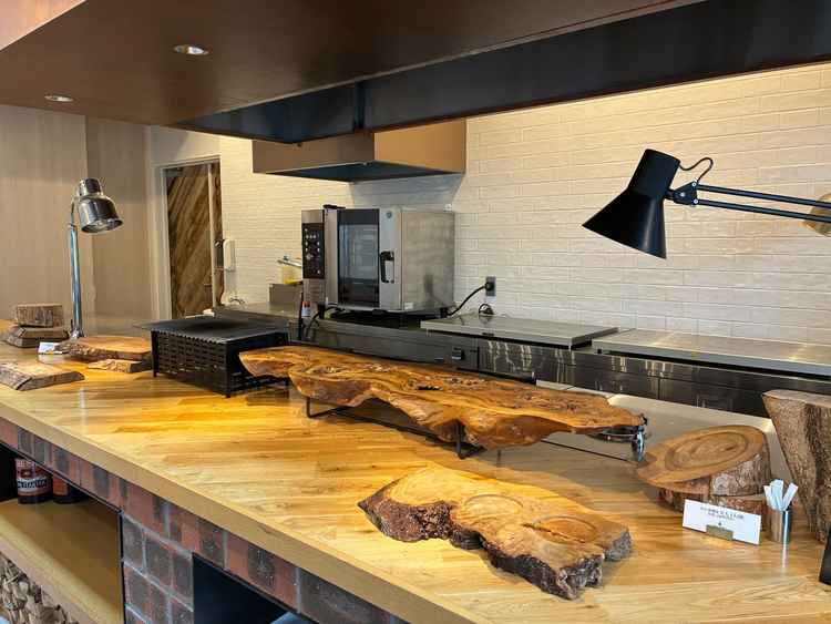 目の前で肉を焼いてくれてビュッフェもできるらしくゲストが楽しんでくれそうだと思いました。