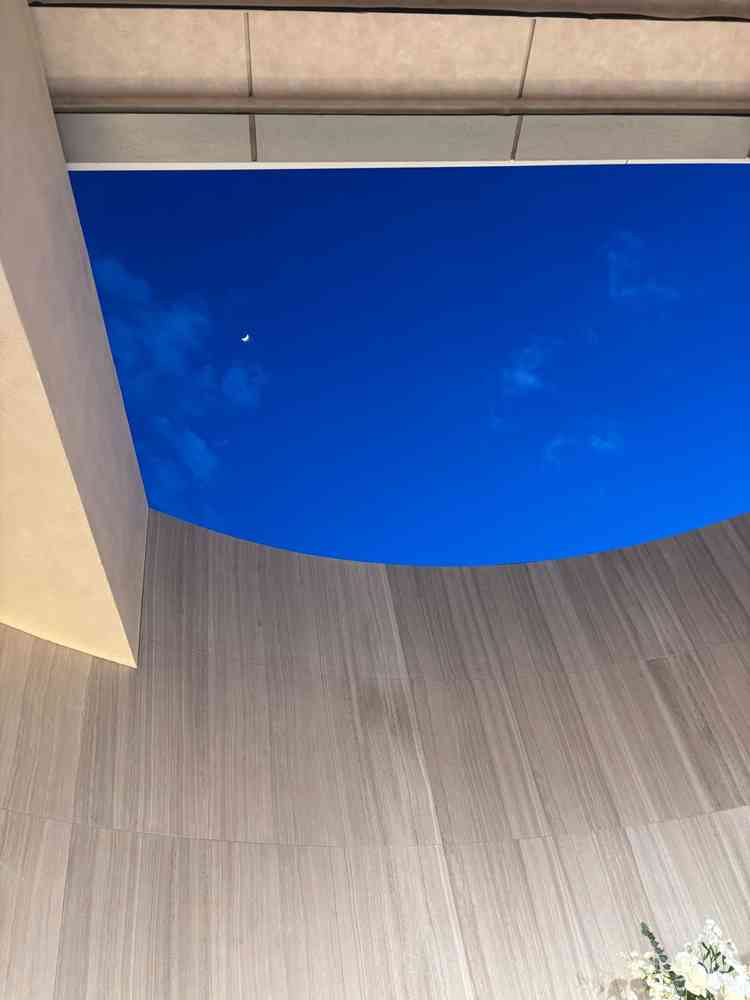 チャペル内、開閉式の屋根。見学時は夕方で少し暗くなる空に月が綺麗に見えました。