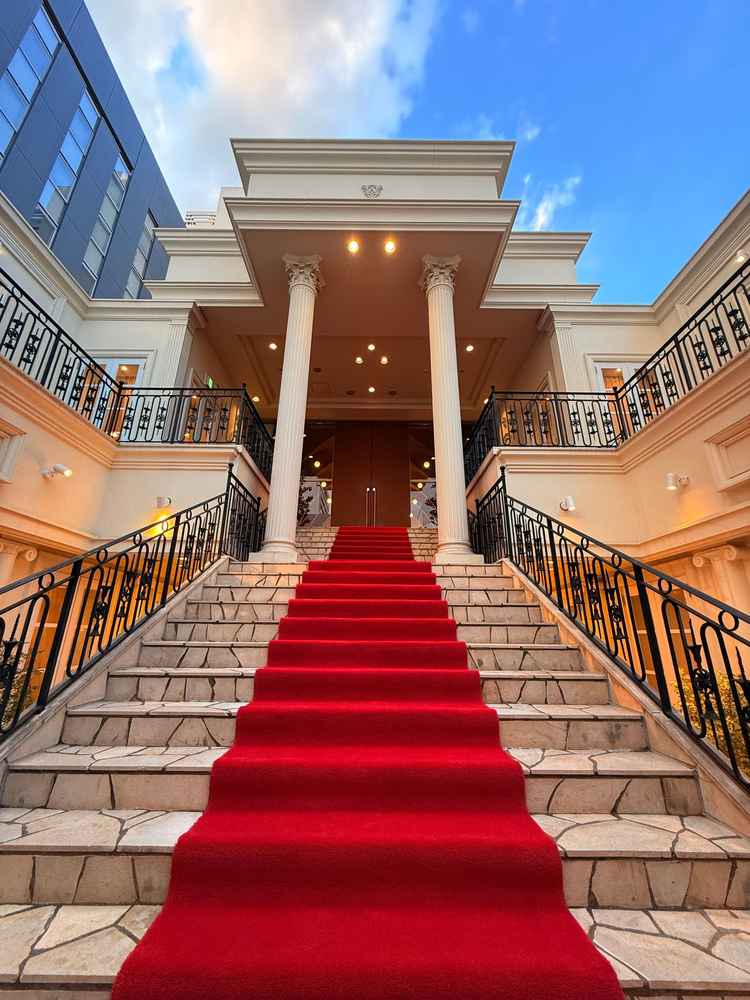 チャペルへ向かう階段。フラワーシャワーなど写真映えしそうだと思った。集合写真も撮りやすそう。