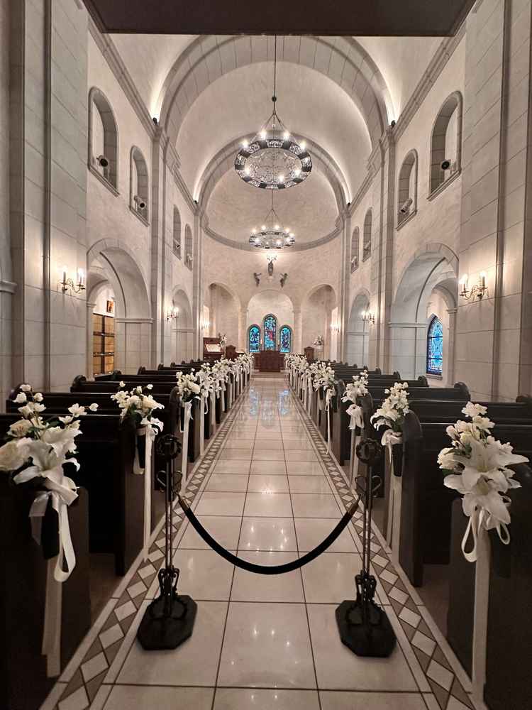 ホテルビルの中にあるとは思えないくらい、壮大な挙式会場でした。スタンドガラスや厚い壁も良かったです。