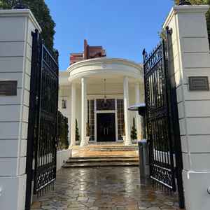 大きな門はとても重厚感があり、実際に目の前に立ってみると、とても素敵な景観でした。