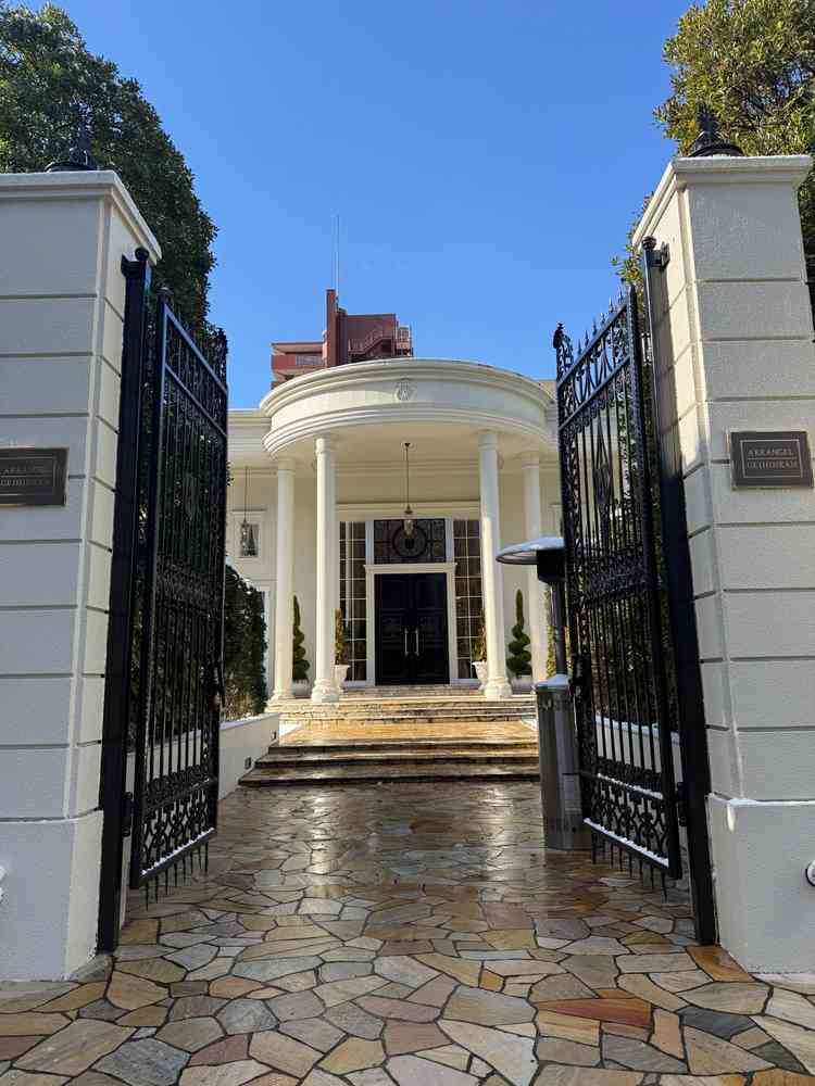 大きな門はとても重厚感があり、実際に目の前に立ってみると、とても素敵な景観でした。