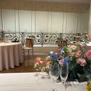 同じく挙式会場、高砂からすぐ目の前に小さな段があり、ローストビーフを切るなどのパフォーマンスができる