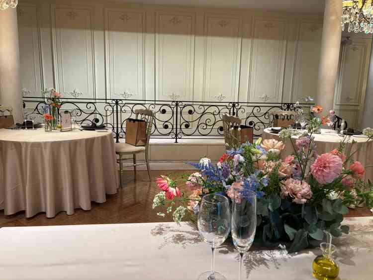 同じく挙式会場、高砂からすぐ目の前に小さな段があり、ローストビーフを切るなどのパフォーマンスができる