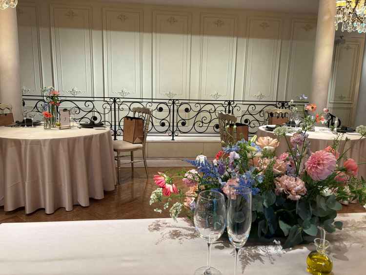 同じく挙式会場、高砂からすぐ目の前に小さな段があり、ローストビーフを切るなどのパフォーマンスができる