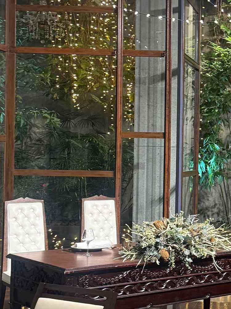 高砂はアンティーク調の机で、四角い部屋の角に斜めに設置されていたのが珍しかった。