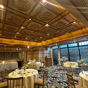 天井の美しさが記憶に残る披露宴会場。