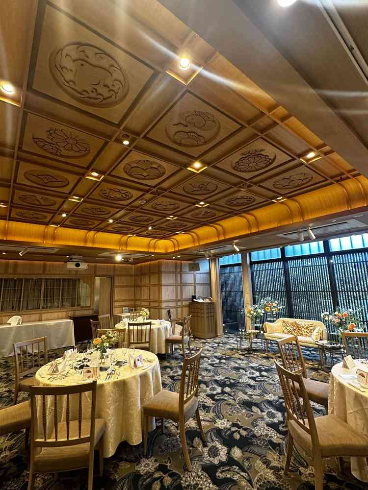 天井の美しさが記憶に残る披露宴会場。