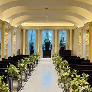 森を感じさせる綺麗なチャペルです