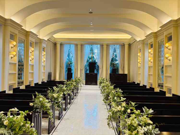 森を感じさせる綺麗なチャペルです