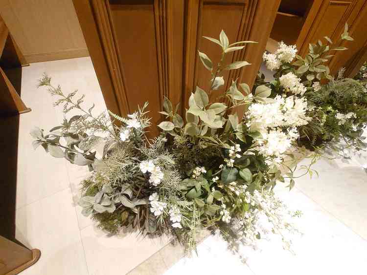 チャペル内のゲスト席横のフェイクグリーンの写真。フェイクのため害虫がつかず、清潔感がある。