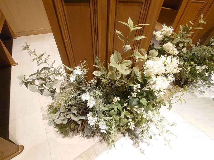 チャペル内のゲスト席横のフェイクグリーンの写真。フェイクのため害虫がつかず、清潔感がある。