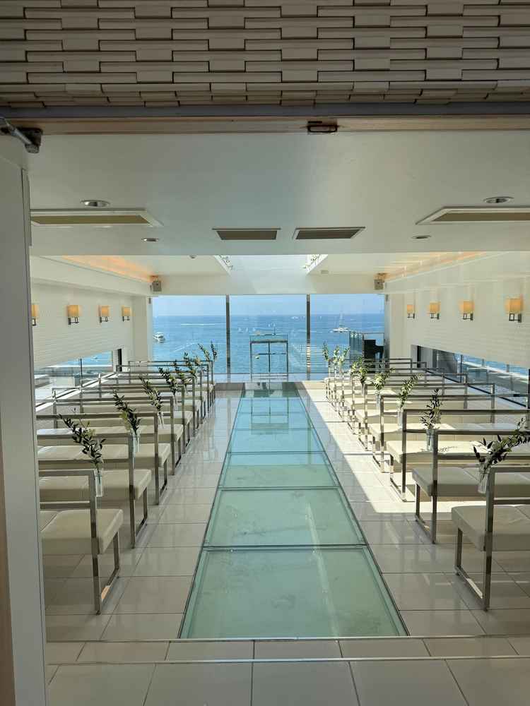 チャペルの写真。バージンロードに砂が敷き詰められており砂浜を歩いているような素敵な工夫がありました。