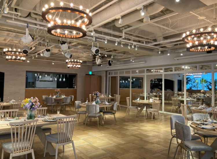 披露宴会場その2！明るいトーンで、一面の鏡にはゲストが絵やメッセージを描く演出も可能です。