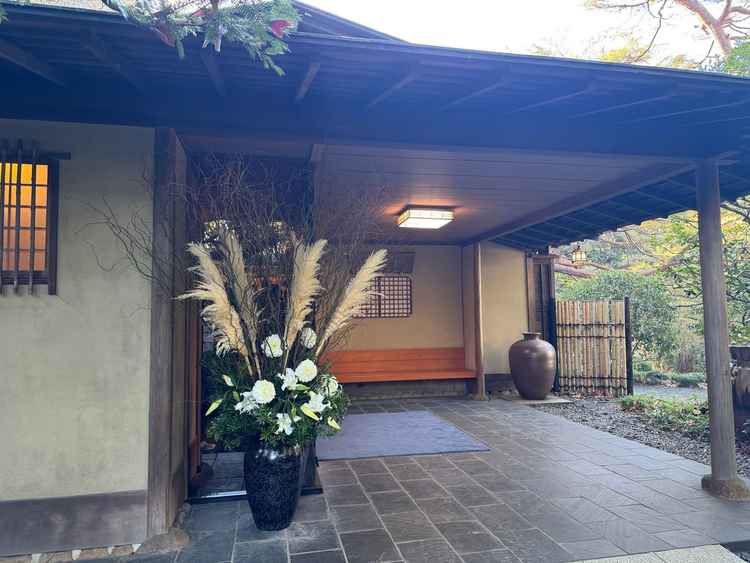 明治神宮内の披露宴会場の1つである、桃林荘入り口です。